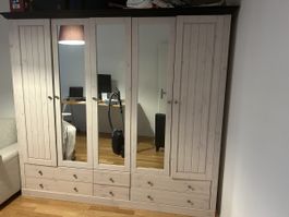 Massiver Holzkleiderschrank mit Spiegeln und Schubladen