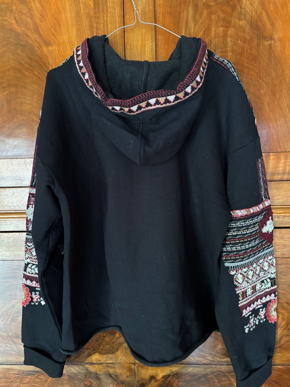 Zara Maglioni & Felpe: Pull noir à capuche avec motifs cousus, taille M – Usato da Grand-Lancy venduto da hip_2rbd 1