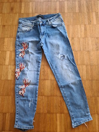 Jeans bestickt Fische Risse Grösse 28 guter Zustand