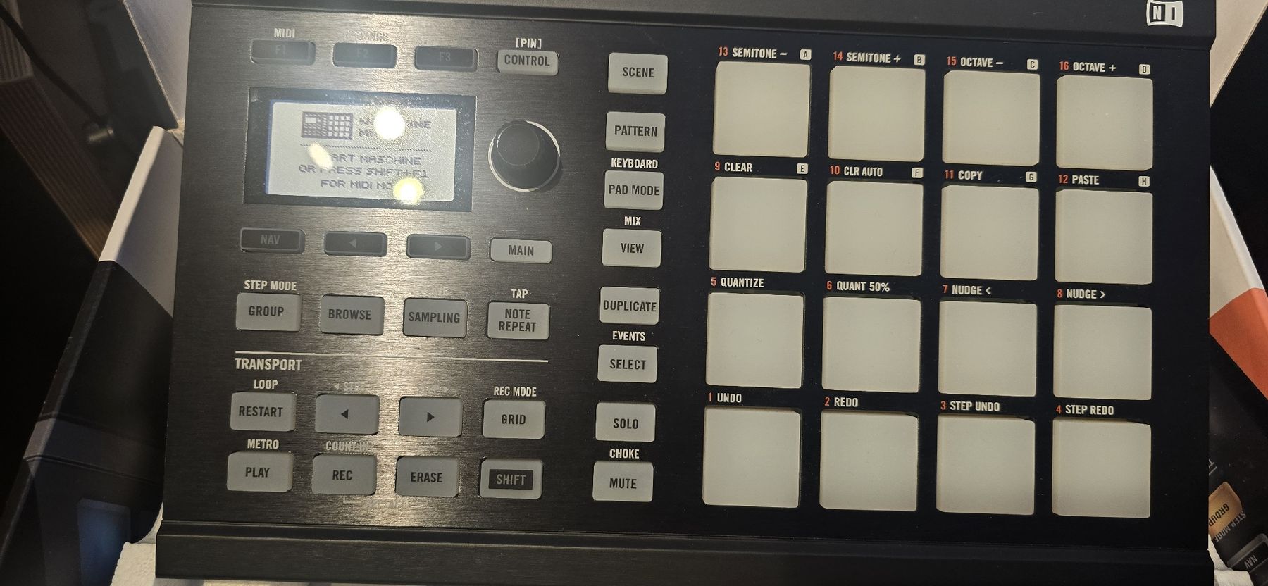 Native Instruments Instruments de musique: Native Instruments Maschine Mikro MK2 Controller  – D'occasion à Geroldswil par Mveit