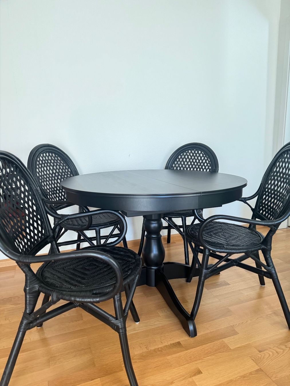 Ikea Tavoli: Schwarzer runder IKEA Esstisch mit 4 Rattanstühlen – Usato da Basel venduto da ana_2wwg 3
