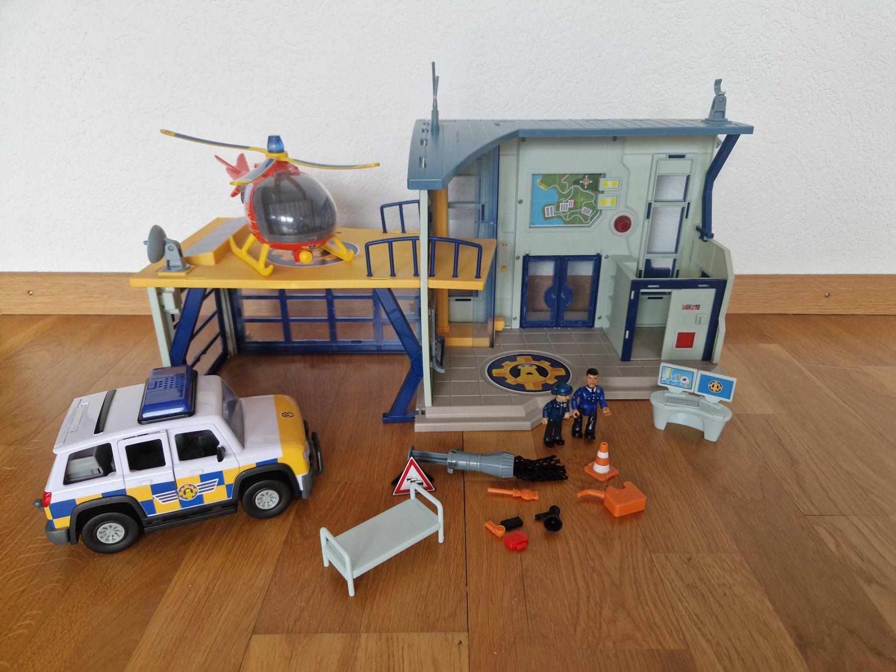 Giocattoli: Feuerwehrmann Sam Polizei Station inkl. Auto Hubschrauber – Usato da Buchs Sg venduto da Valedi 1