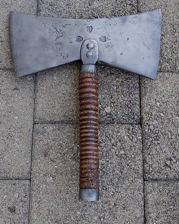 Tous les outils: Museales Zunft- oder Amtsbeil der Metzgerzunft datiert 1744 – D'occasion à Frasnacht par Carawill 2