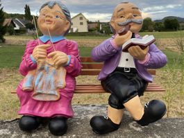 Dekofigur Oma und Opa auf Bank – Charmante Gartendeko