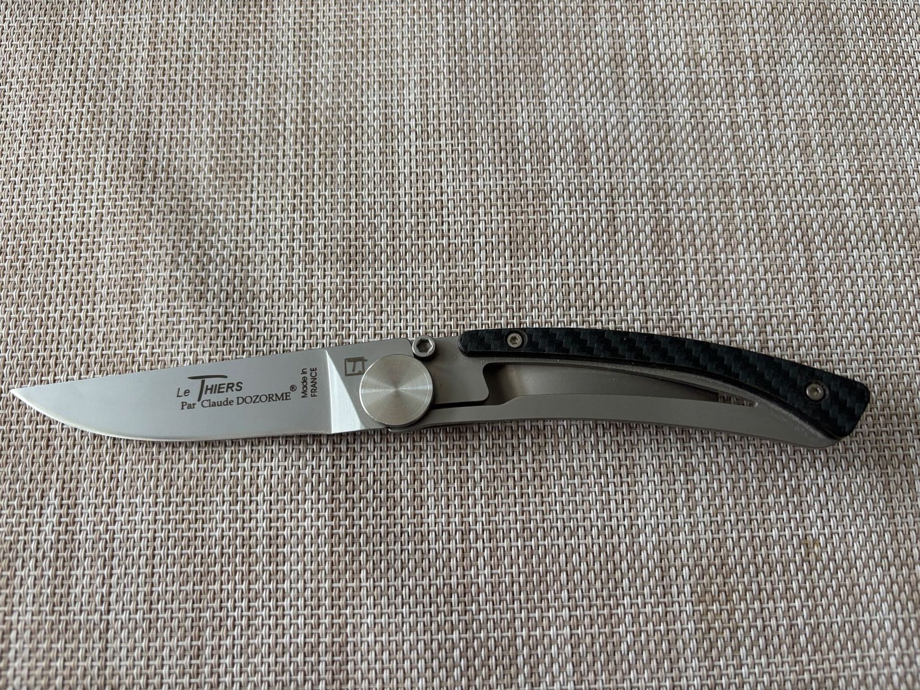 Coltelli tascabile: COUTEAUX MINIMALISTE LE THIERS AVEC INSERT EN CARBONE – Nuovo (secondo la descrizione) da Yverdon-les-Bains venduto da Signifer67
