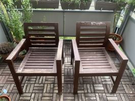 Zwei Gartenstühle 