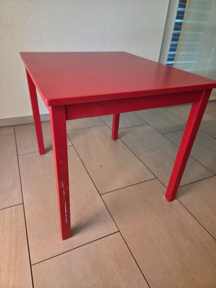 Set di tavolo e panche: roter Kindertisch und zwei Kinderstühle – Usato da Bülach venduto da Jerry739 4