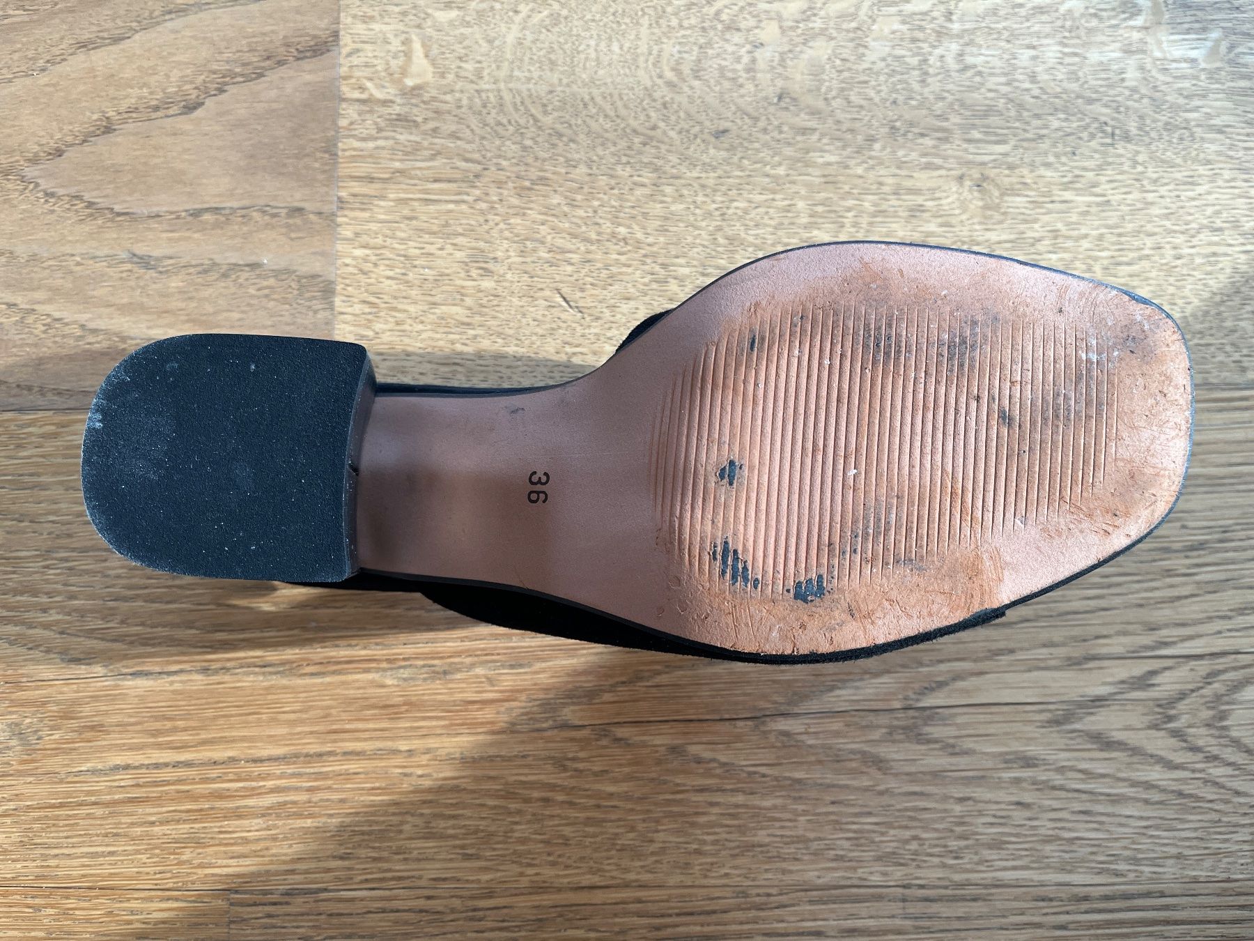 Scarpe da donna: Schwarze Wildleder-Pantoletten, Gr. 36 – Usato da Malans GR venduto da Wimpa 3