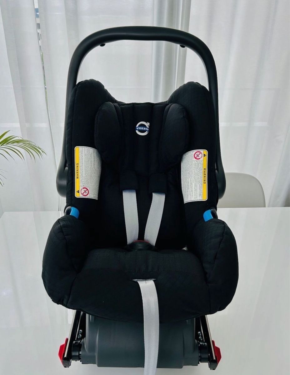 Britax Römer Sièges auto: Babyschale mit Isofix-Basis – D'occasion à Dietikon par Corpus