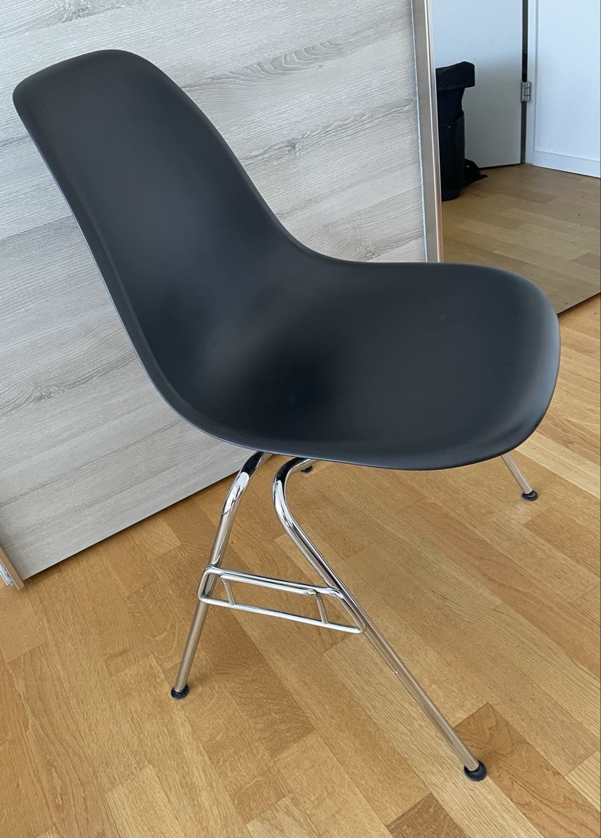 Sedie: Vitra Eames Plastic Chair, Schwarz, – Usato da Urdorf venduto da Msakul 1