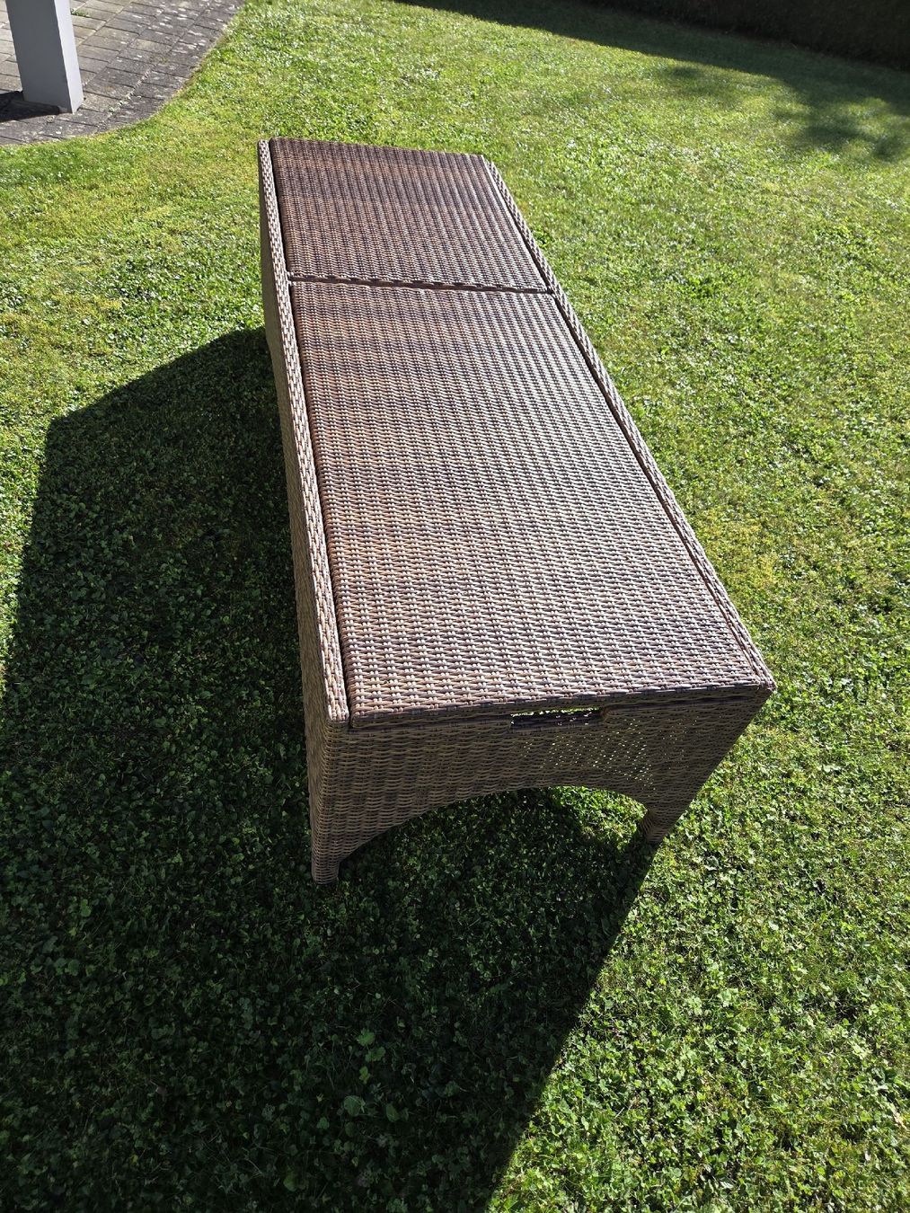Liegen & Liegestühle: Rattan-Sonnenliege mit Rädern – Gebraucht aus Henau von Flawil61 2