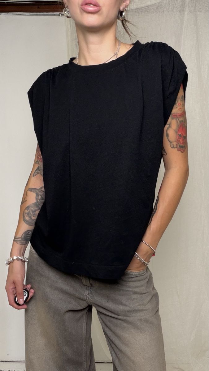 T-shirts: Black oversized t-shirt with ruched sleeves  – D'occasion à Knonau par Grapesvintage 1