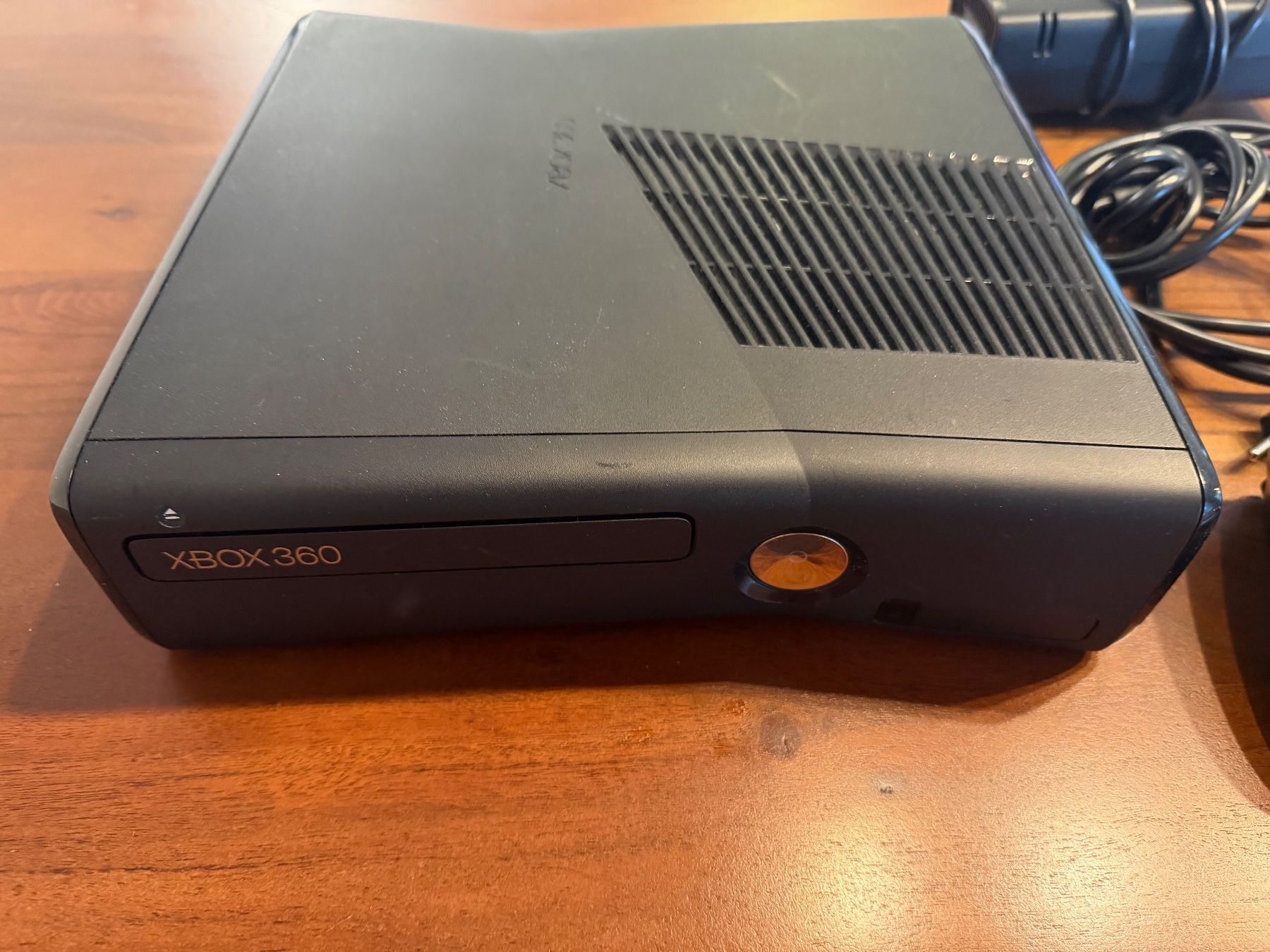 Microsoft Console: Xbox 360 Slim 250GB inkl. Controller – Usato da Thunstetten venduto da Virus_33 3