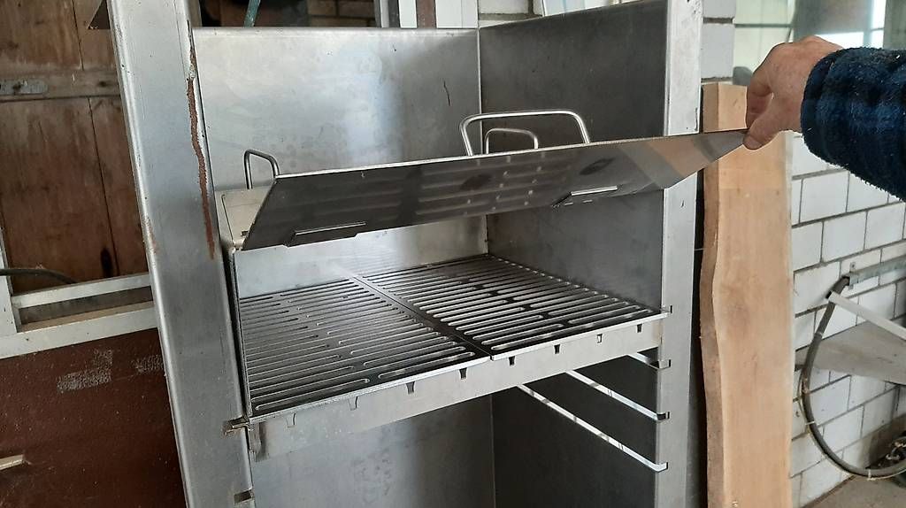 Griglie: Grill mit Spiessli und Pizzaofen CNS – Nuovo (secondo la descrizione) da Menzberg venduto da Tschippi 3