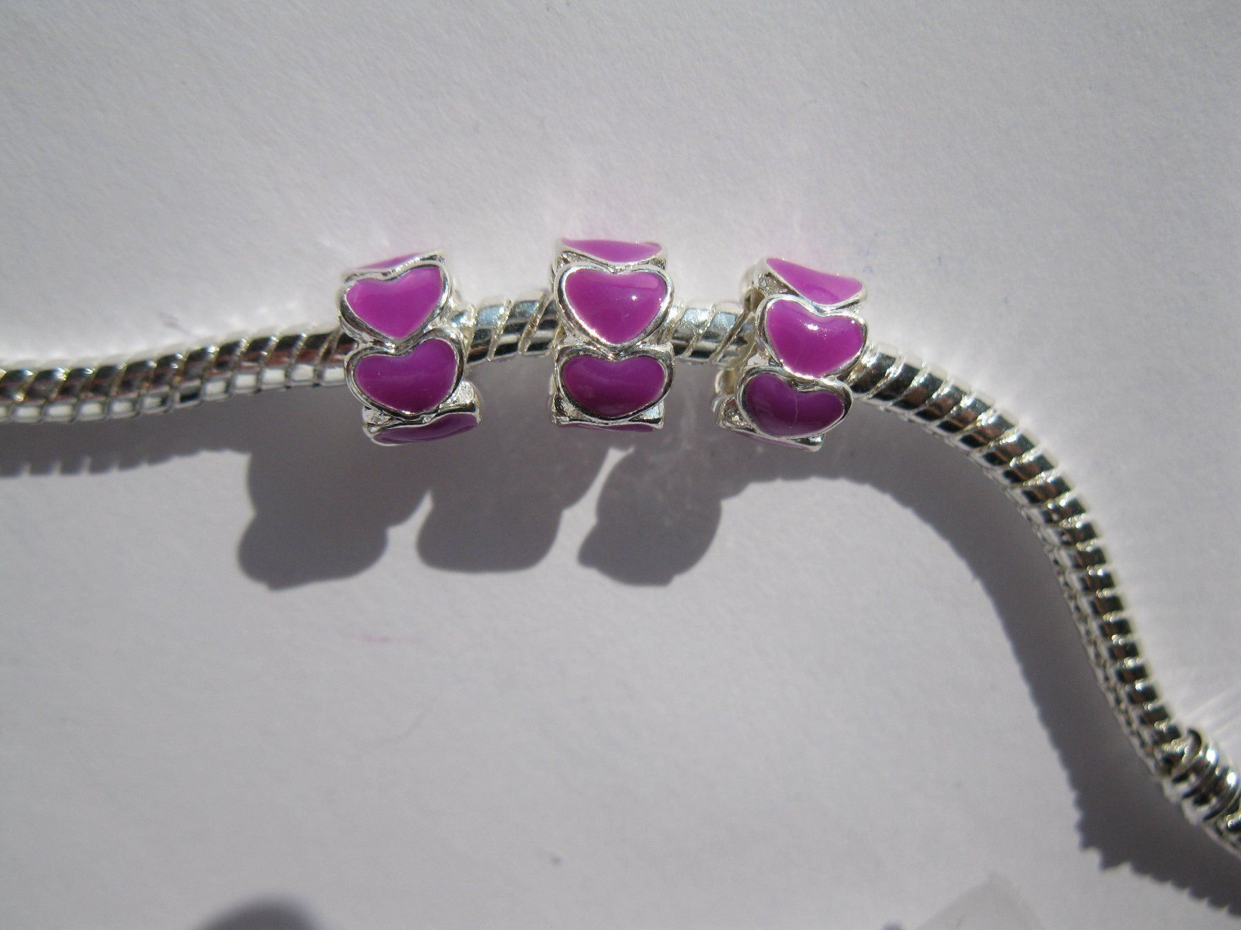 Perle (finte): 3 Metallperlen, Beads, Herz, violett emailliert – Nuovo e nell'imballaggio originale da St. Margarethen TG venduto da LuanaKa