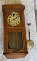 Antike Wanduhr, Holz mit Pendel und Schlüssel