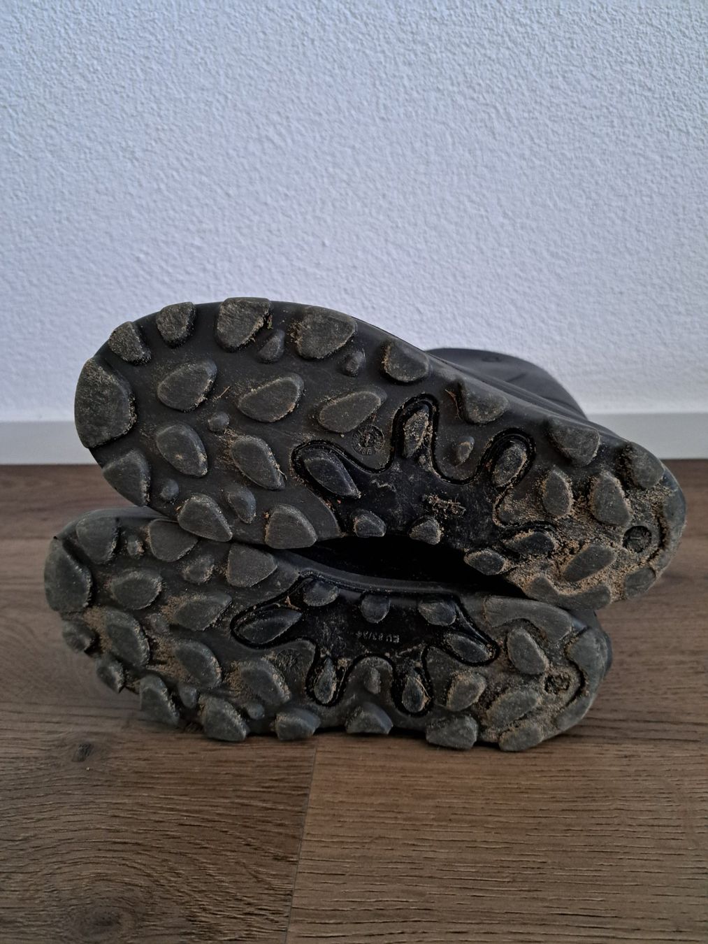 Decathlon Scarpe per ragazzi: Bottes enfant noires fourrées taille 33/34 – Usato da Brügg BE venduto da NewYork 1