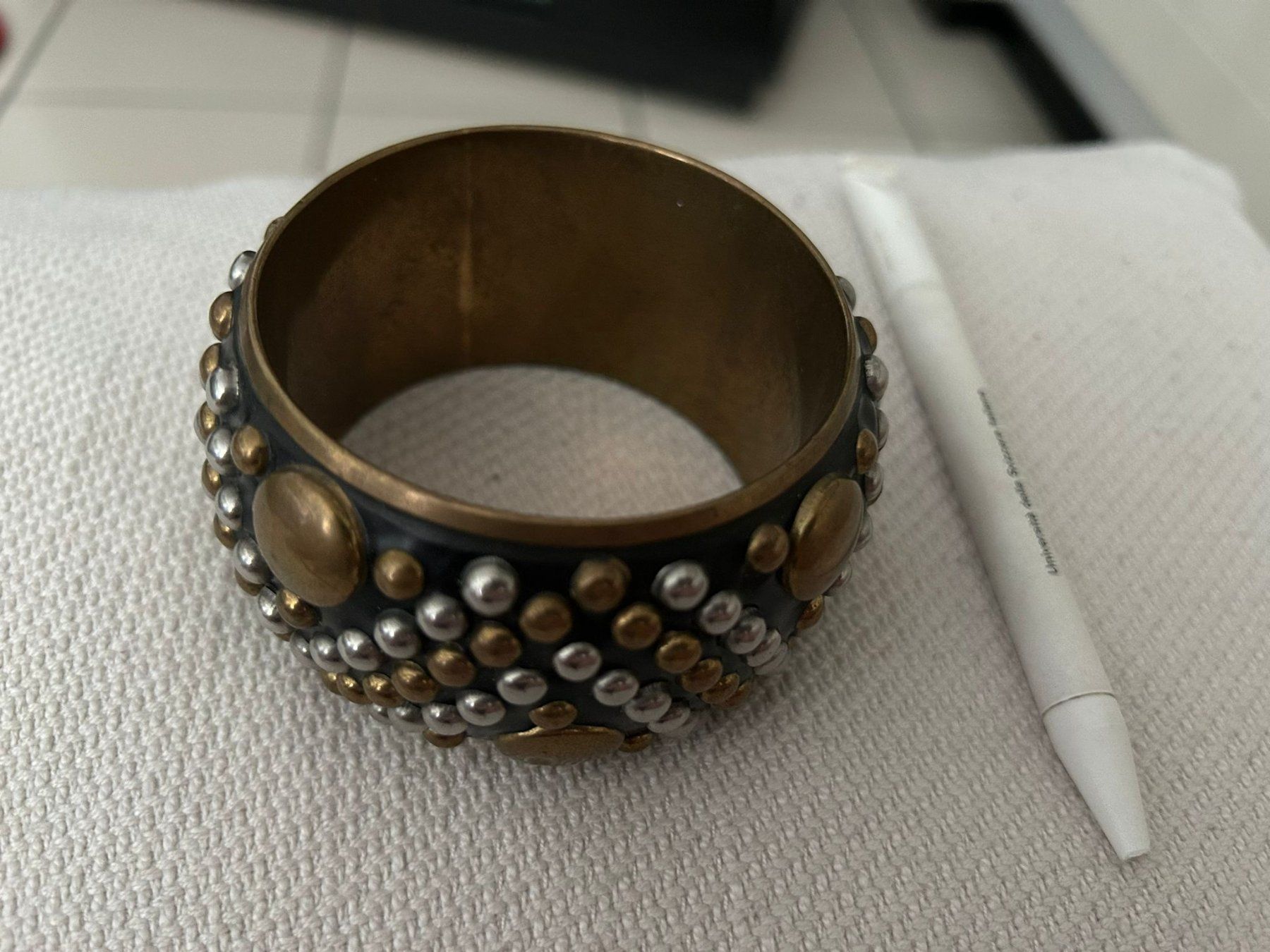 Armbänder & -reifen: Bracciale rigido con borchie – Gebraucht aus Melano von H-Sara