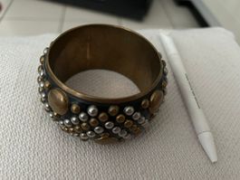 Bracciale rigido con borchie