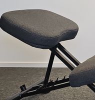 Ergonomischer Kniestuhl für gesundes Sitzen im Büro