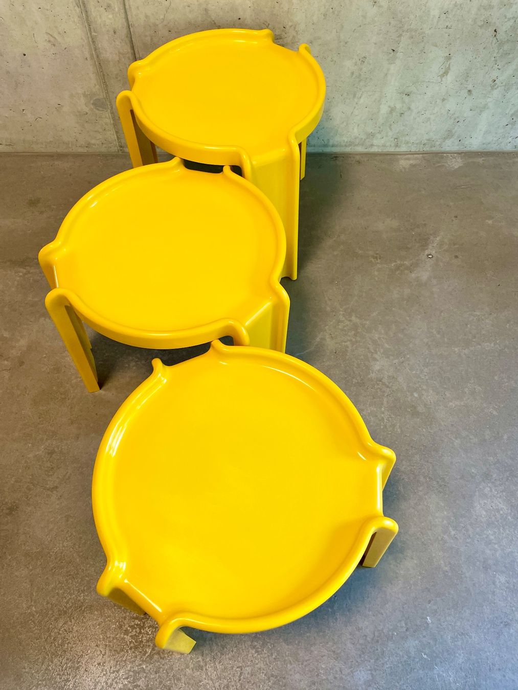Kartell Tavoli: KARTELL Giotto Stoppino Set Nesting Coffee Table gelb – Usato da Zürich venduto da starch.studio 5