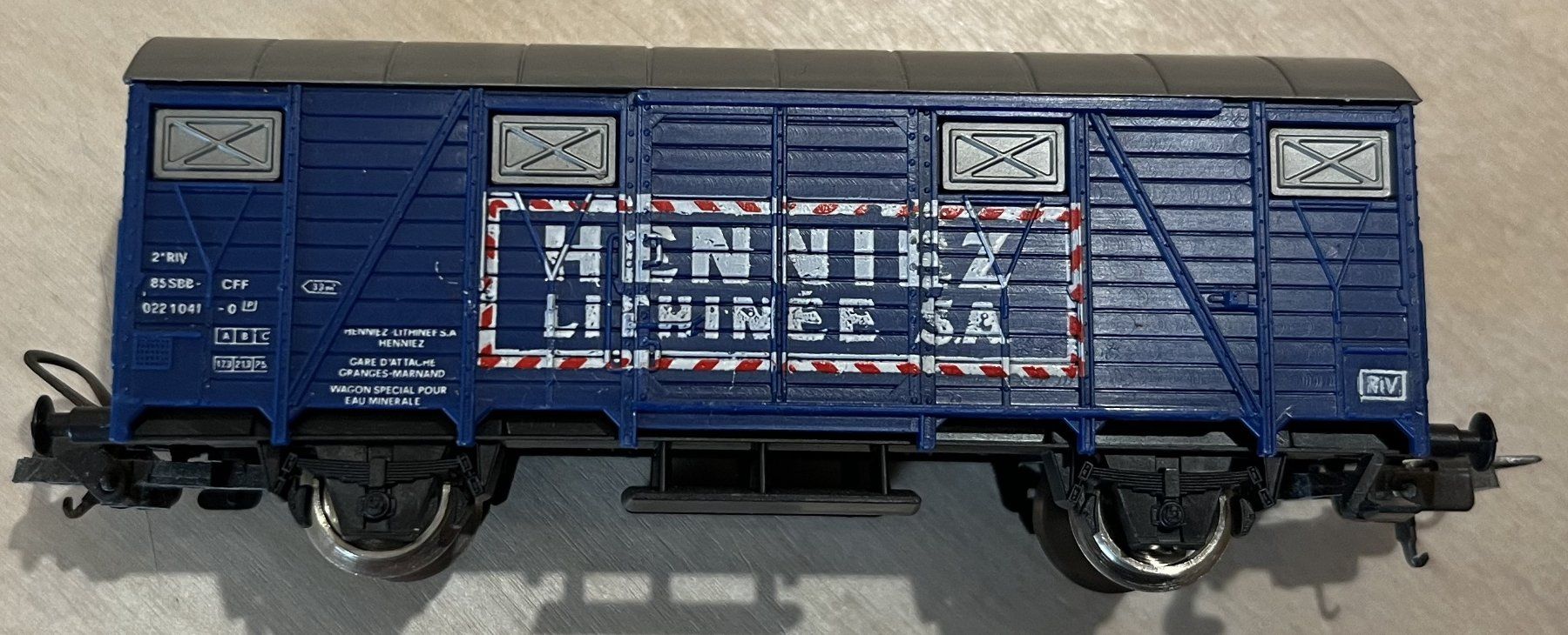 Lima Modellini di ferrovie: Lima Wagon couvert Henniez – Usato da SION venduto da Patrick1950