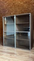 BESTA IKEA VITRINENSCHRANK (128 / 120 / 40) NUSSBAUMOPTIK