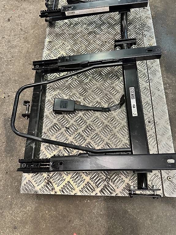 Audi Tutti pezzi di ricambio auto: Platine de siège baquet Audi B5 – Usato da Morges venduto da sic_jns2 1