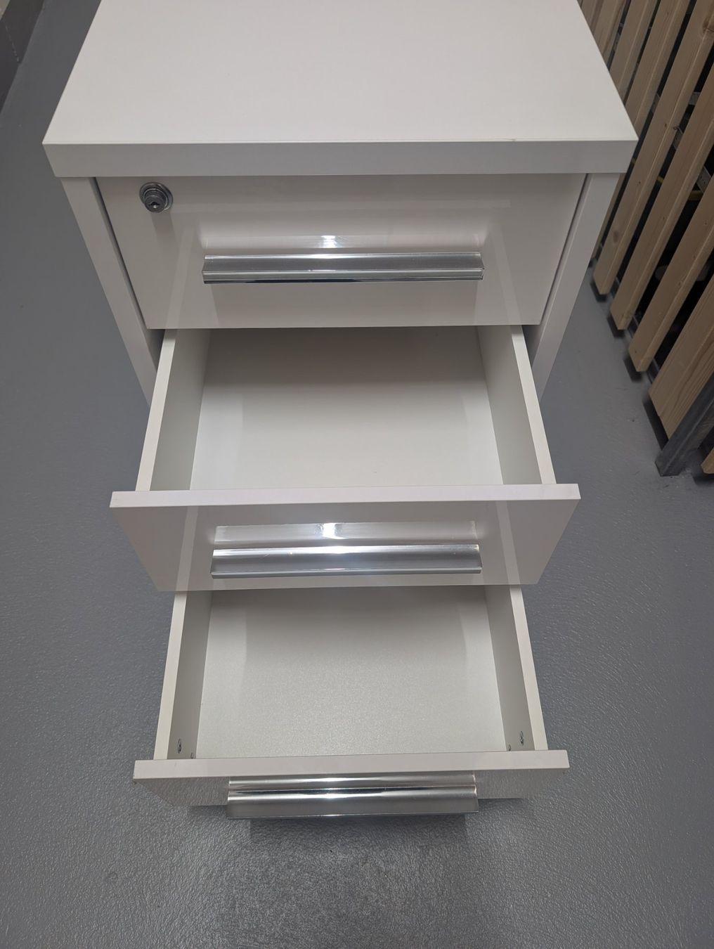 Eléments de bureau: Weisser Rollcontainer mit 3 Schubladen, abschliessbar. – D'occasion à Wohlenschwil par woimgruenen