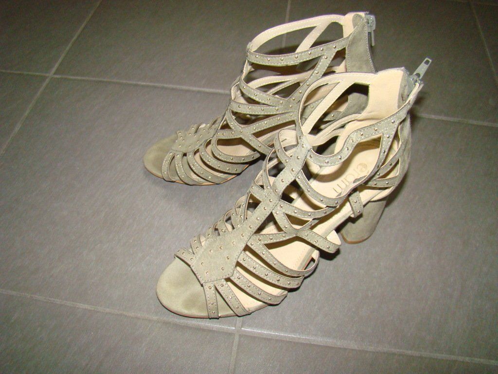 Scarpe da donna: Sandale verte / hübsche grüne Sandale – Nuovo (secondo la descrizione) da Lussery-Villars venduto da pousinete02