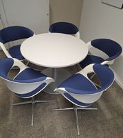 Steelcase Tisch mit 5 Pearson Lloyd Stühlen