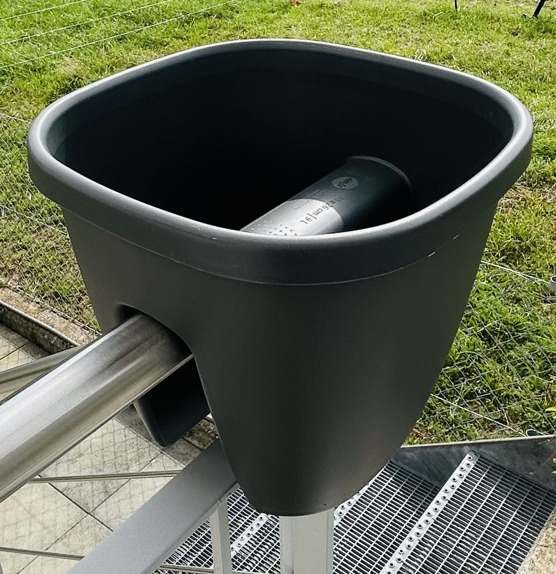 Emsa Vasi per fiori: EMSA Geländertopf/Balkontopf  – Usato da Berg TG venduto da Viper9 1