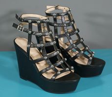 coole Guess Plateau Sandalette mit Nieten