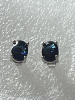 Clous d’oreilles 0,8 X0,5  sertis pierre zircon bleue foncée