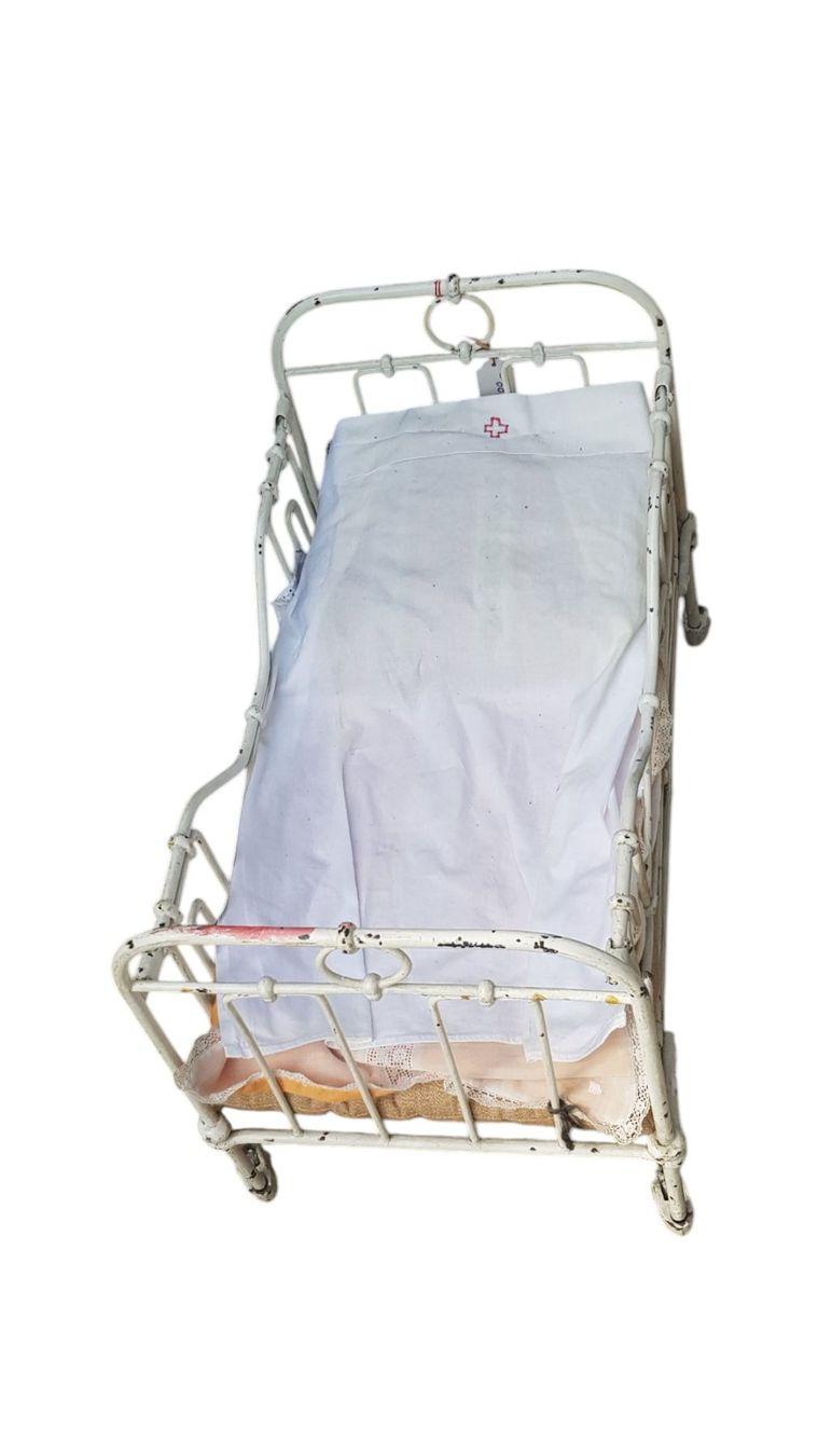 Bambole: Puppenbett Spitalbett antik – Usato da Mörschwil venduto da lindaswunderkiste 4