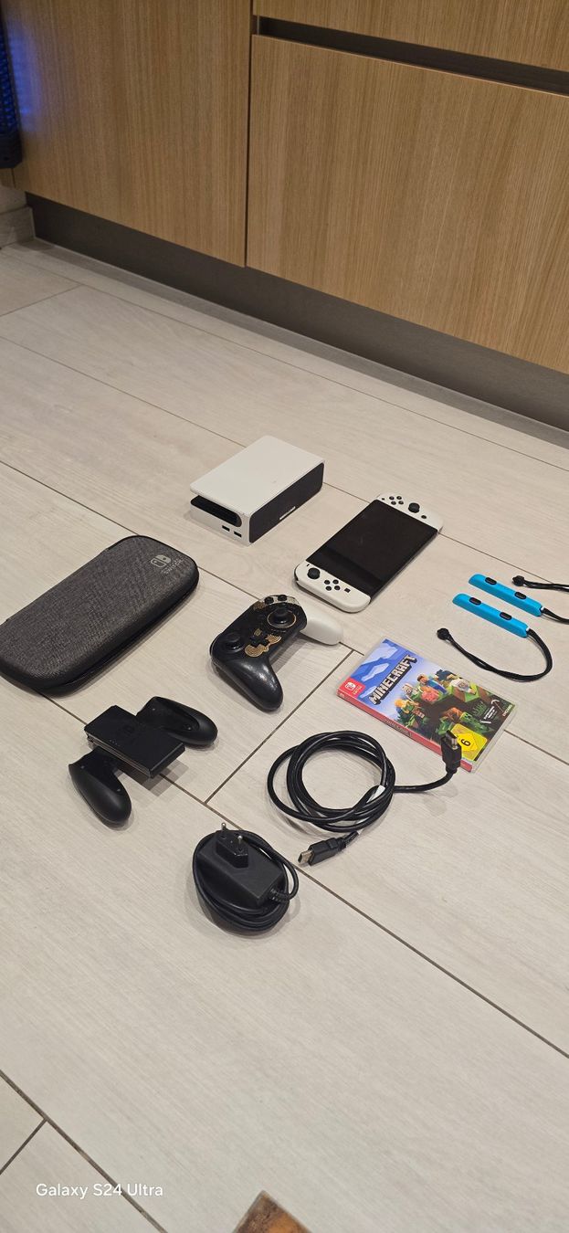 Nintendo Konsolen: Nintendo switch oled+Zelda pro Controller – Gebraucht aus Trachslau von ek40