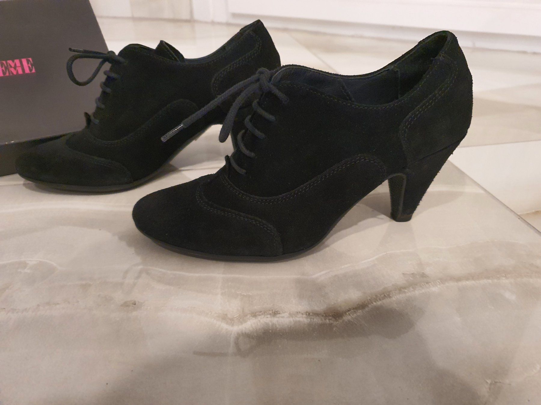 Scarpe da donna: Escarpins en daim noir 37 petit. – Usato da CASLANO venduto da Bebesa