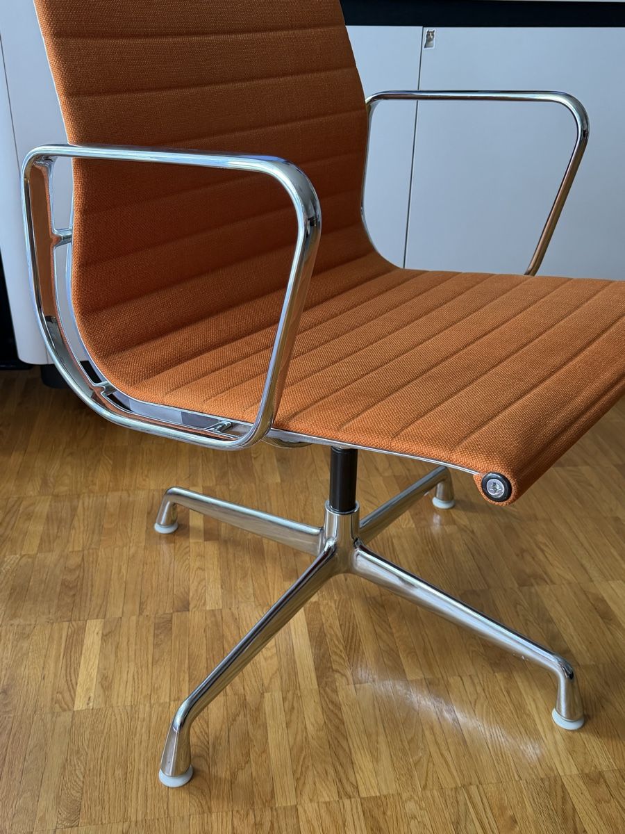 Vitra Sedie: Chaise Vitra EA 108 pivotante  – Usato da Bussigny venduto da ShopOp