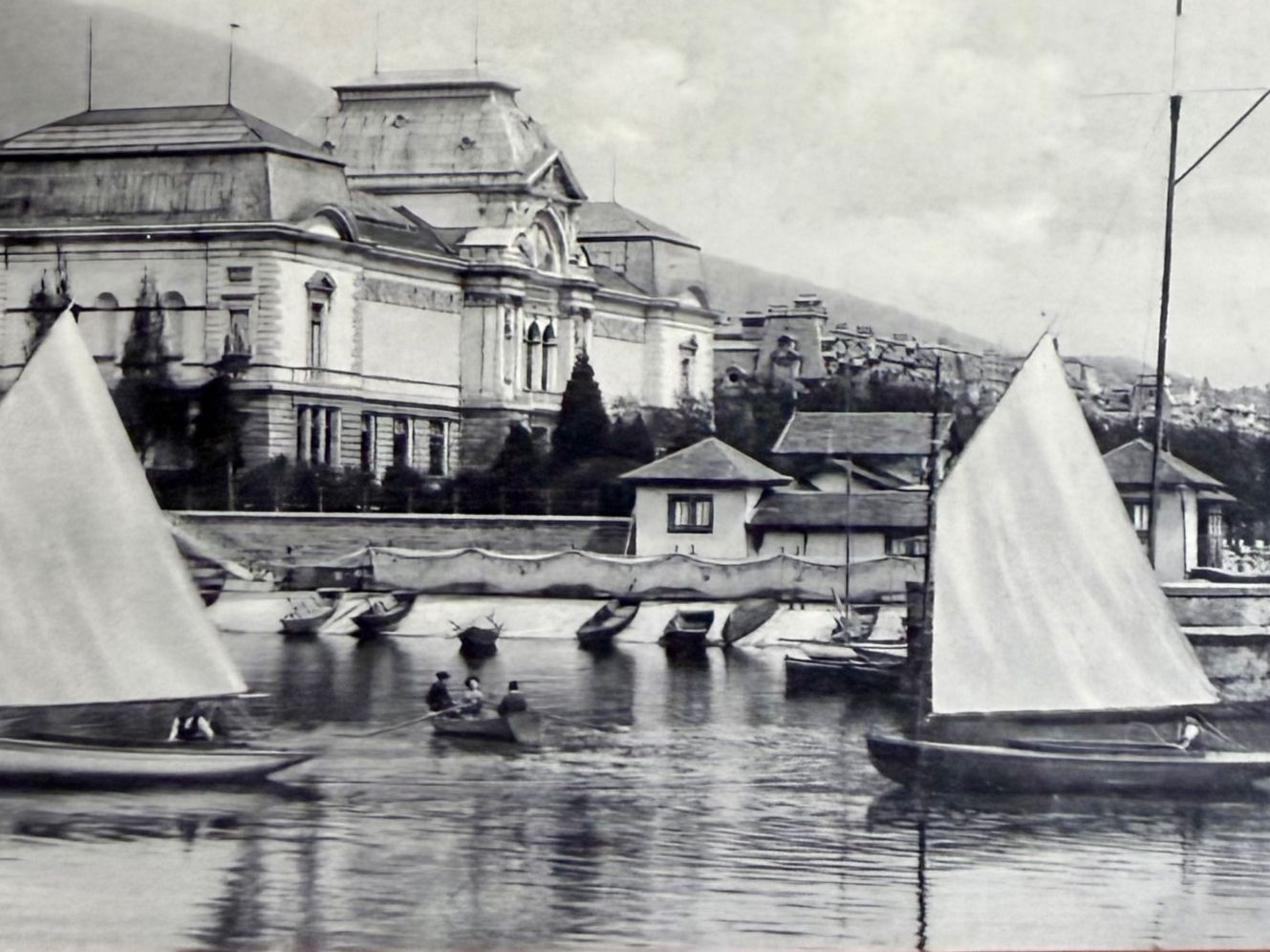 Cartoline postali: Neuchâtel - Barques devant le Musée et le Quai – Usato da Lutry venduto da Ediego 1
