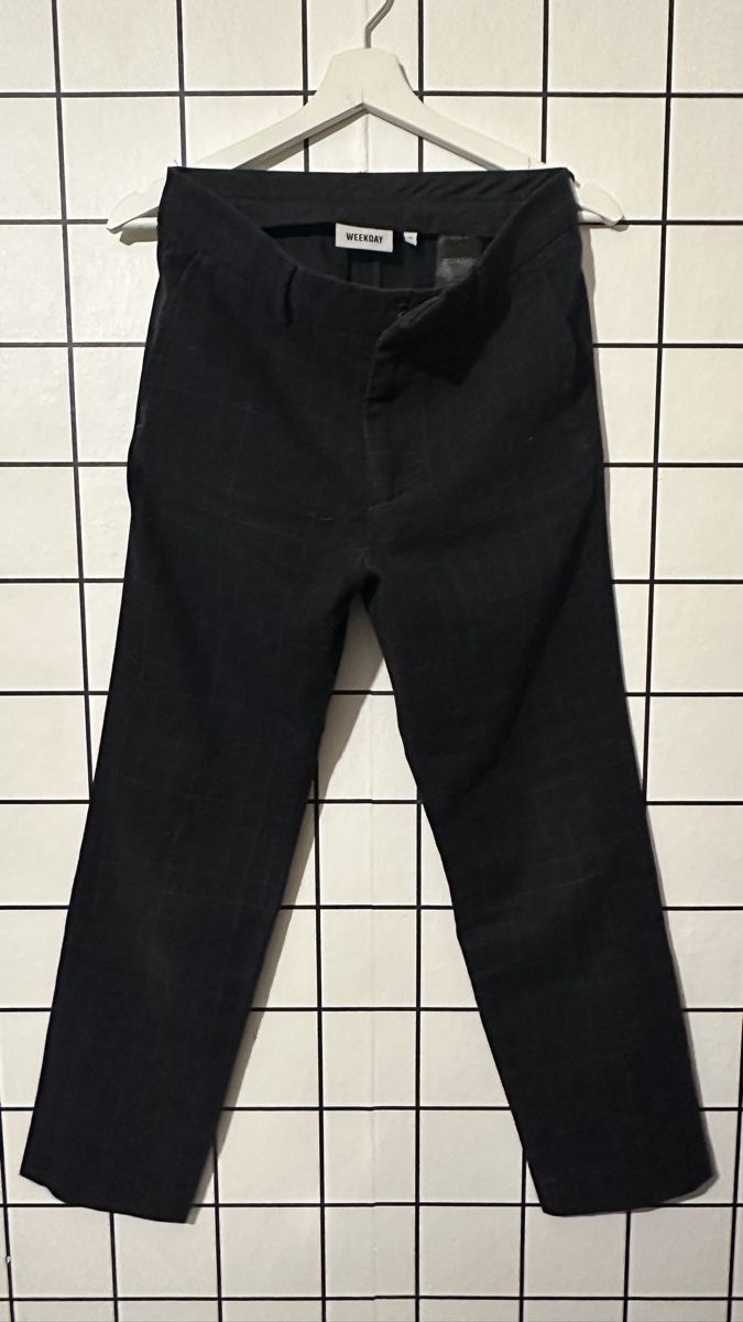 Weekday Hosen: Weekday Charlie Checked Trousers Size 46 – Gebraucht aus Genève von ravehotline