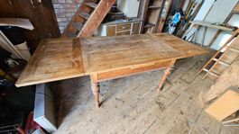 Antiker Holztisch ausziehbar, restaurationsbedürftig