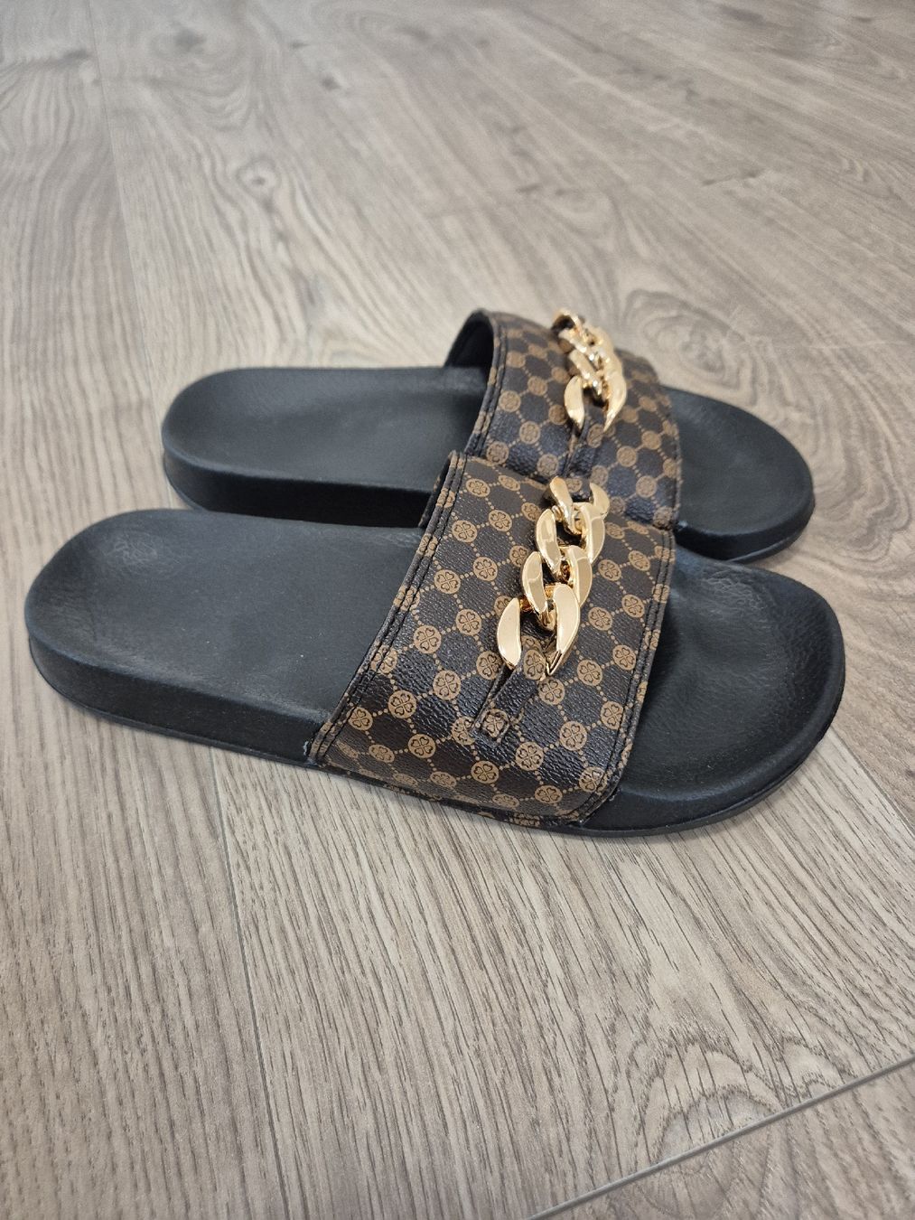 Scarpe da donna: Sommer Pantoletten mit Kette, Grösse 38, neuwertig – Nuovo (secondo la descrizione) da Oberbuchsiten venduto da Wilandra 1
