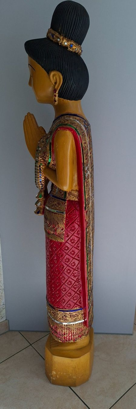 Statuette: Geschnitzte Holzfigur Thai-Dame, Handarbeit, Deko ca 128cm – Usato da Opfikon venduto da Diversamente 8