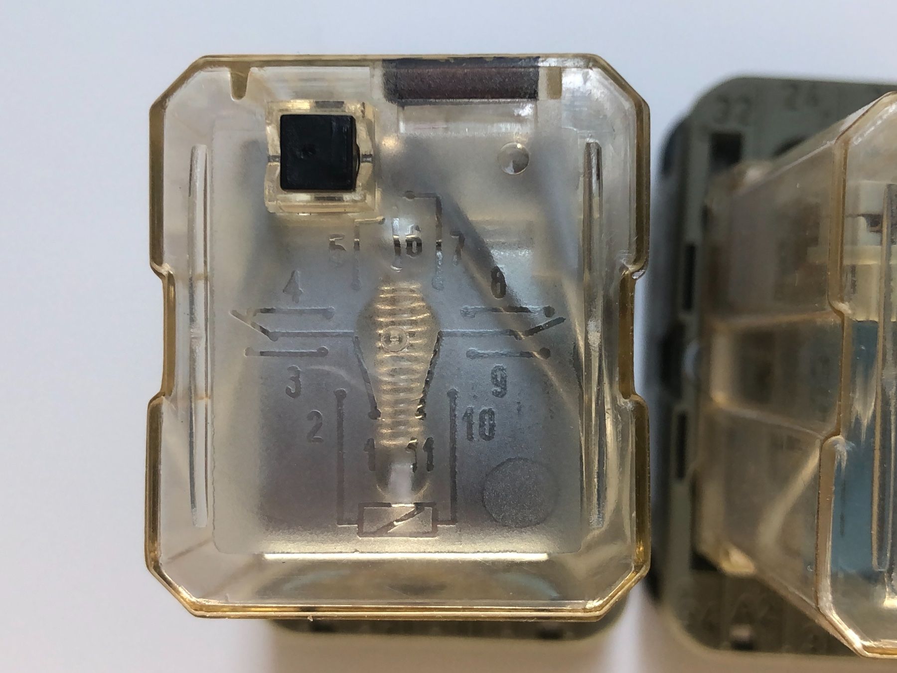 Elektronikbauteile: 2 Relais mit Sockel  //  Type 60.13  //  Spule 24V DC – Gebraucht aus Bergdietikon von Garak 9