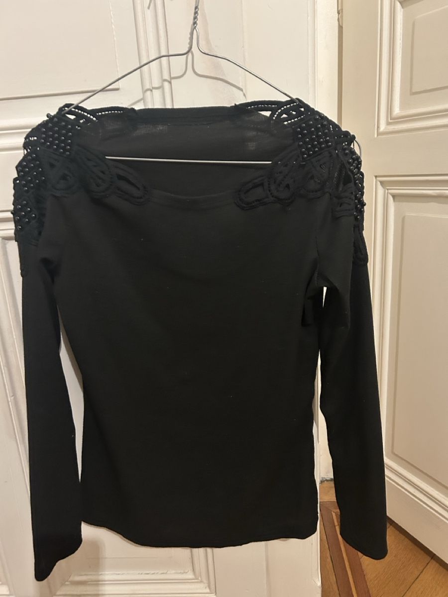 Top: Elegant Black Beaded Top - Size Small - Perfect for Fall – Usato da Lausanne venduto da dre_th8k