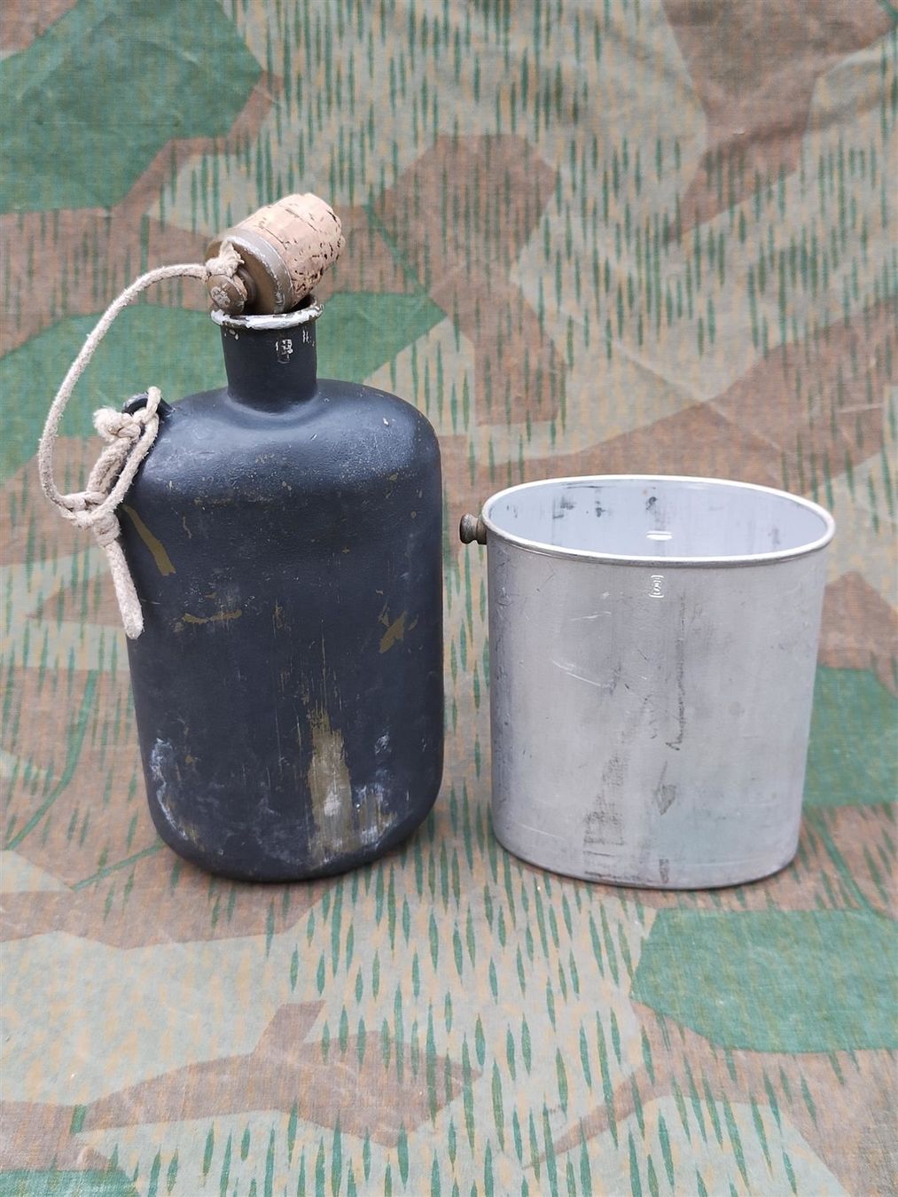 Schweizer Armee Attrezzatura & Pezzi di ricambio: Feldflasche Ord. 1932 grau, von 1940, GR – Usato da Bauma venduto da SwissMilitaria 2