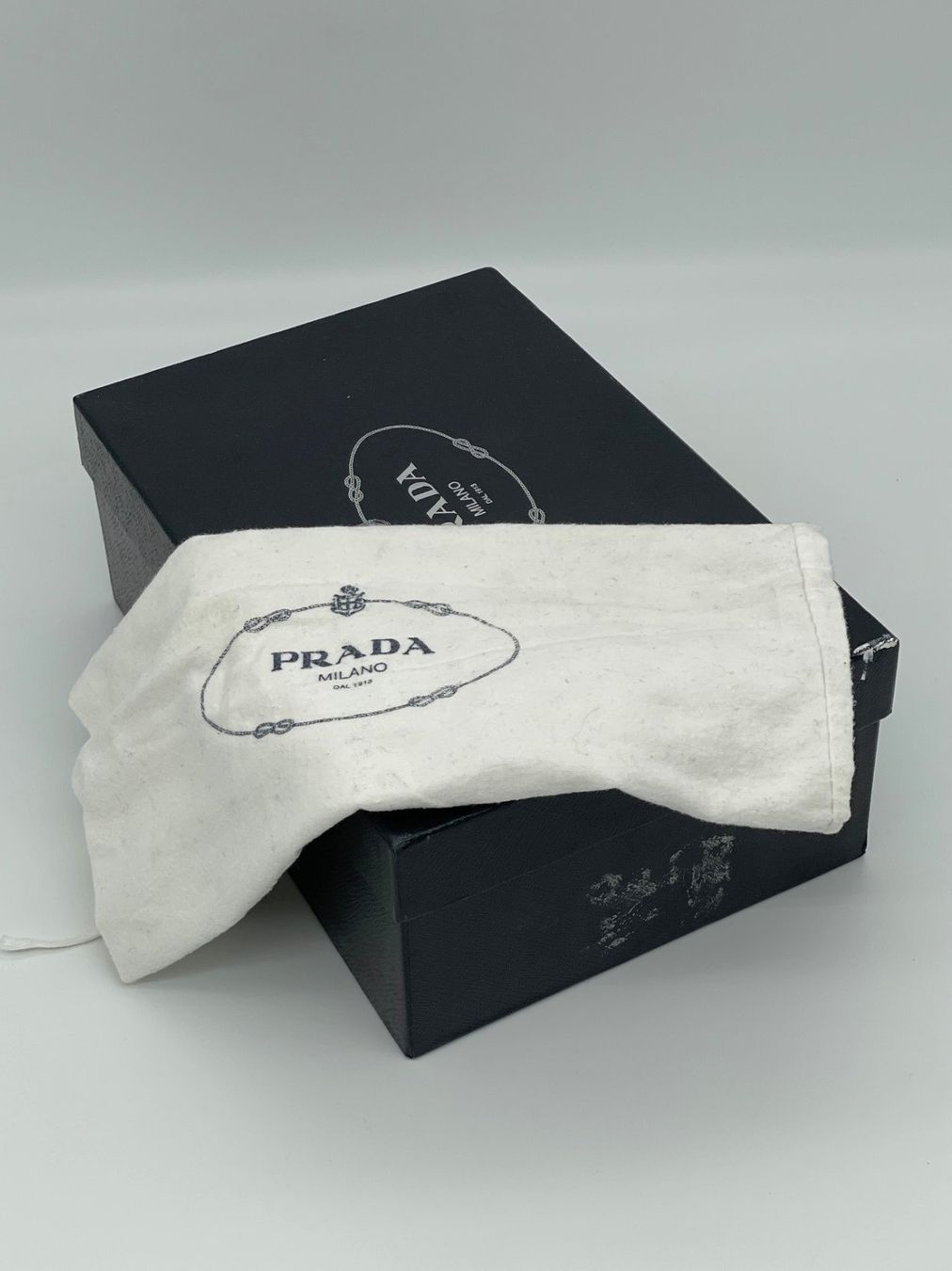 Prada Scarpe da donna: Prada Pointed Toe Buckle Strap Ankle Boot EU 39.5 Schwarz – Usato da Zürich venduto da shoe_shop 6