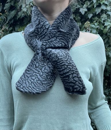 Sciarpa calda in eco-pelliccia grigia, accessorio inverno