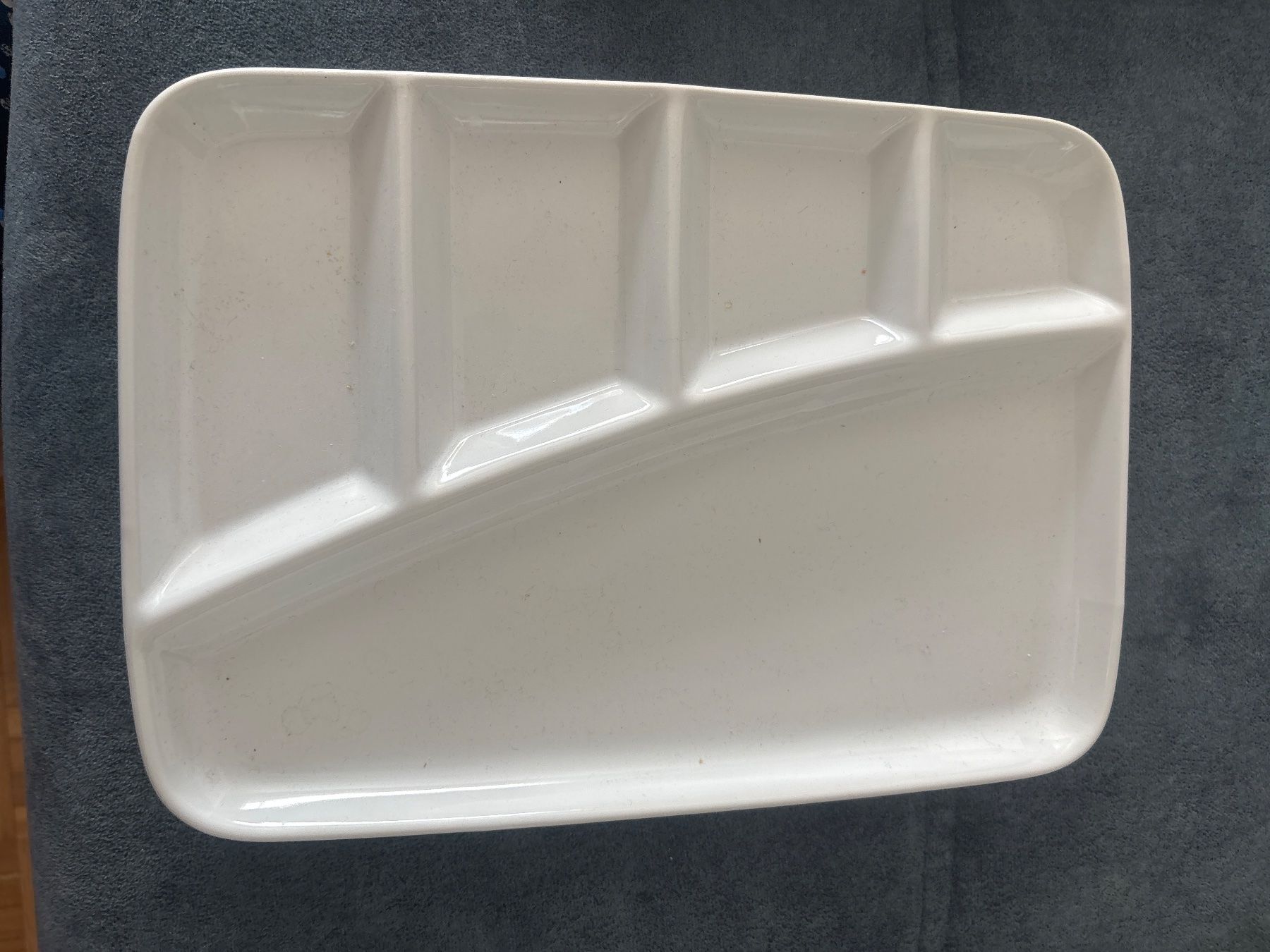 Migros Plateaux: Servierteller Migros Kitchen & Co weiss gebraucht – D'occasion à Wallisellen par ASZT