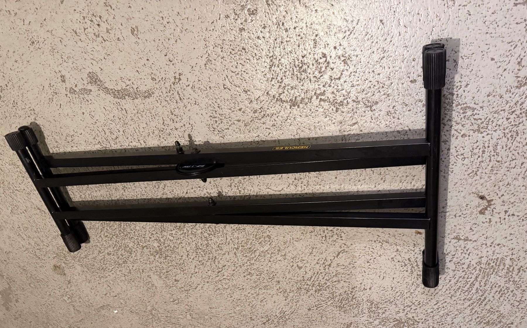 Hercules Supporti per strumenti musicali & leggii: Hercules EZ-LOK.  Keyboardständer – Usato da Aarau venduto da KorgPA 3